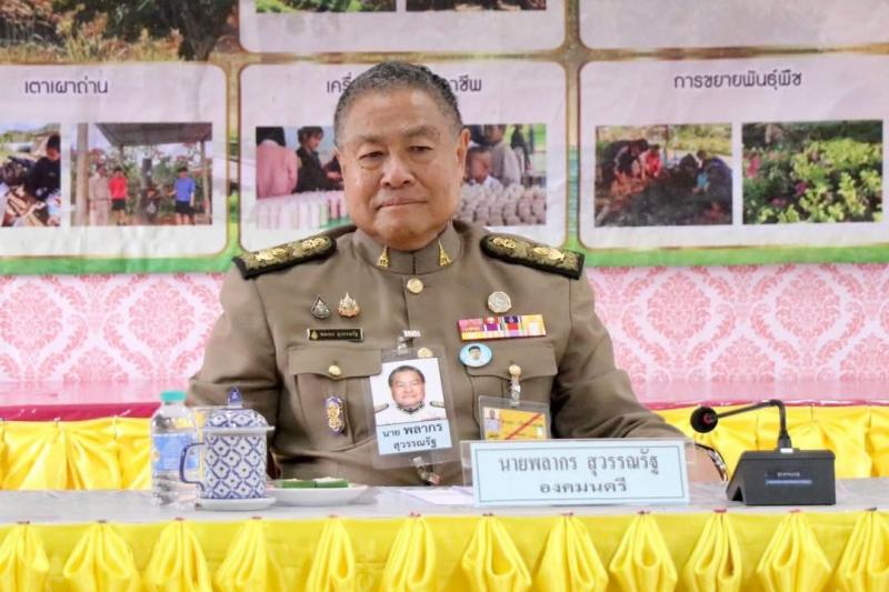 องคมนตรี ประชุมติดตามสถานการณ์อุทกภัยในพื้นที่จังหวัดเชียงใหม่ ณ โรงเรียนบ้านปางอุ๋ง อ.แม่แจ่ม จ.เชียงใหม่
