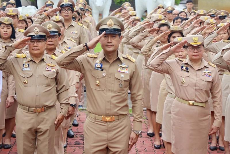 วันที่ 29 ก.ย. 68 เวลา 08.00 น. นายทศพล เผื่อนอุดม ผู้ว่าราชการจังหวัดเชียงใหม่ พร้อมด้วย นายชัชวาลย์ ปัญญา, นายศิวะ ธมิกานนท์, นายศิวกร บัวป้อง รองผู้ว่าราชการจังหวัดเชียงใหม่ นำหัวหน้าส่วนราชการ ข้าราชการ พนักงาน และเจ้าหน้าที่ในศาลากลางจังหวัดเชียงใหม่ เคารพธงชาติและร่วมร้องเพลงชาติไทยพร้อมกัน